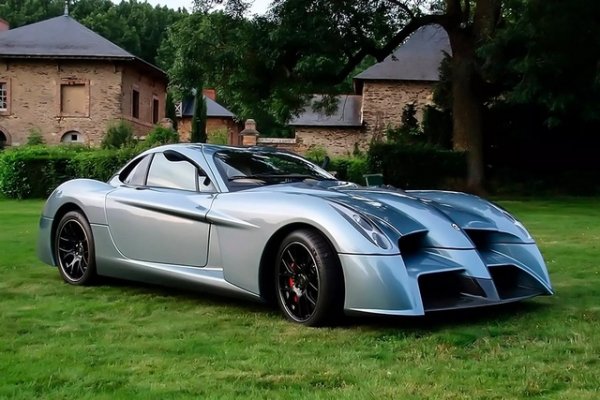 Как ще си кръстите яхтата, ако имате такава? При американската компания Panoz не се получава дори и от името, а след това и с дизайна има затруднения. Abruzzi е кръстен на регион в Италия, където някога е живял бащата на основателя на Panoz. Жалко е, че ефектът от красивото име се нулира при първия поглед към колата.

Опитът да се изиграе неокласически дизайн за феновете на Батман се превръща във фиаско - планираният тираж от 81 бройки остава мечта. Никога не е направена нито една кола и всички споменавания за нея са премахнати от уебсайта на Panoz.